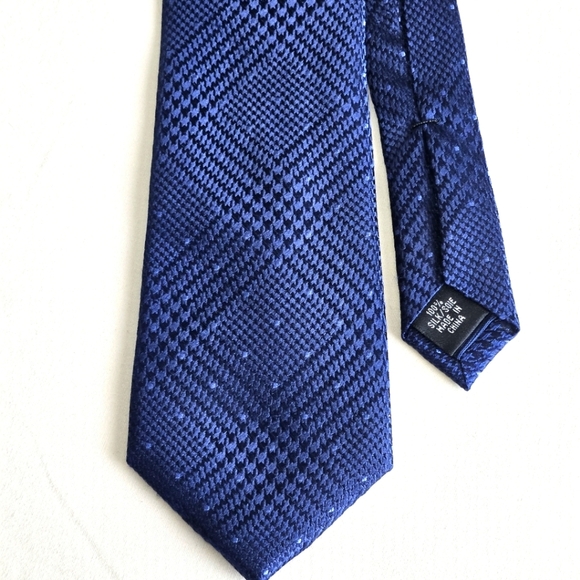 Michael Kors Men’s 100% Silk Blue Neck Tie, With Intricate Woven Patterns - Picture 3 of 9